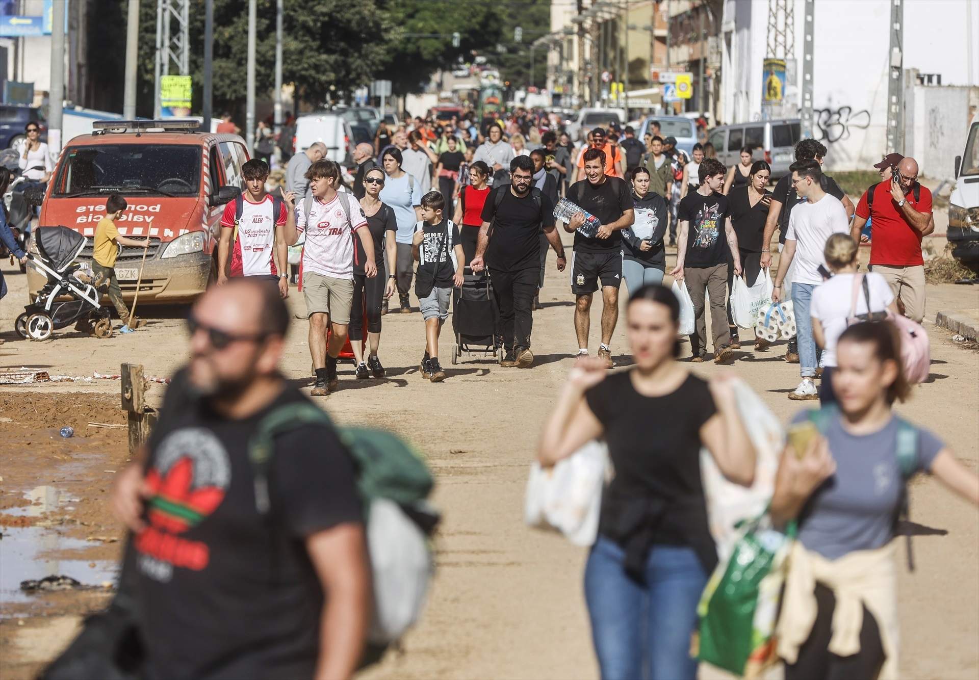 Peregrinació a peu per la DANA: damnificats que busquen menjar i aigua es creuen amb els que volen ajudar