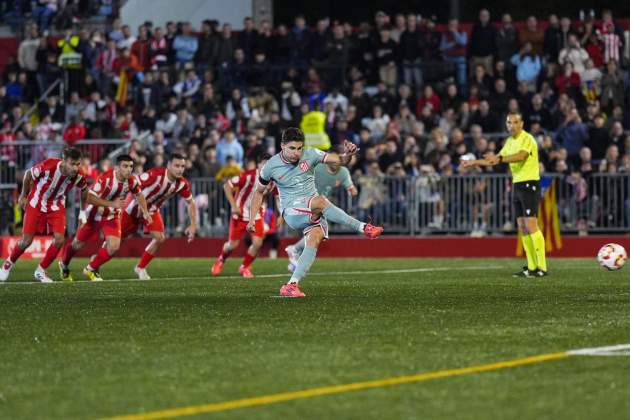 Julián Álvarez penalti Vic / Foto: EFE