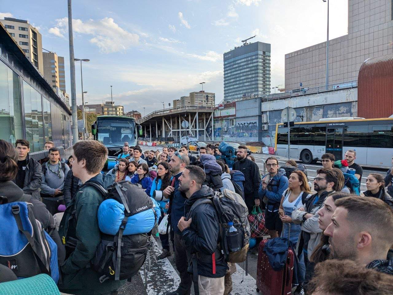 Un centenar de voluntaris catalans viatgen al País Valencià per ajudar les víctimes de la DANA