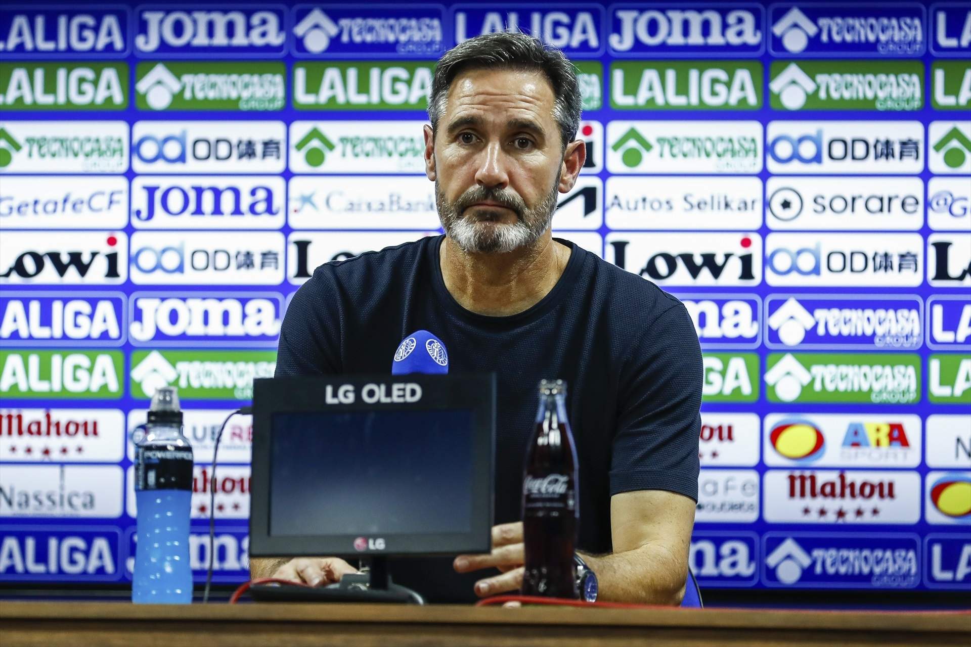 Vicente Moreno, entrenador de Osasuna, rompe a llorar al hablar de la DANA