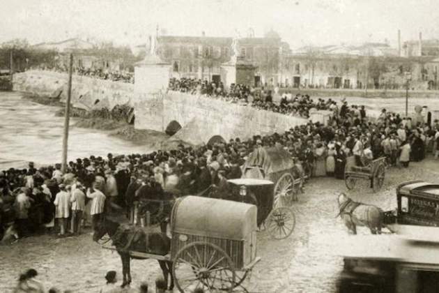 Riuà de 1897. València. La primera riuà que va ser fotografiada. Font Biblioteca Valenciana