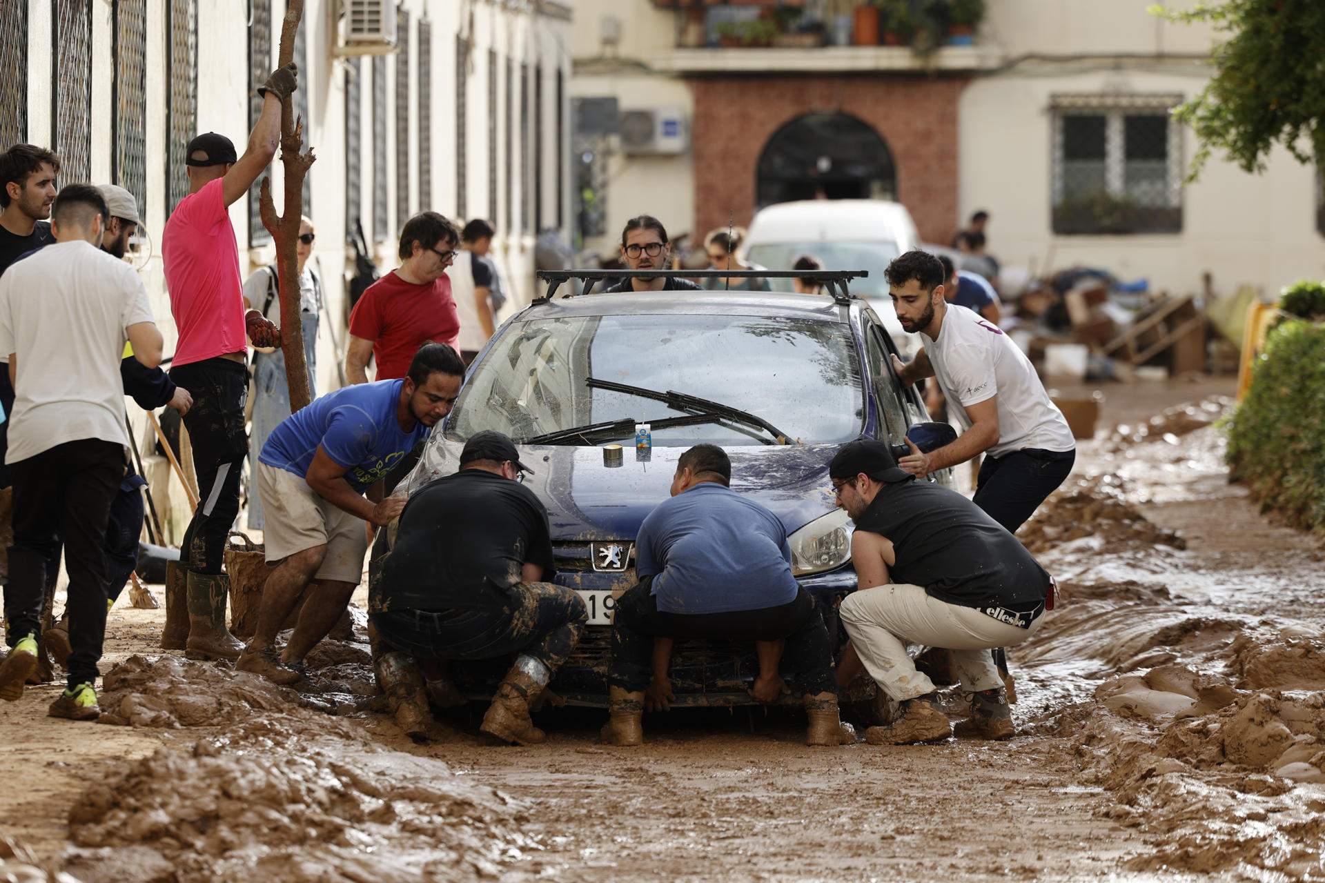 La Generalitat valenciana restringeix la circulació de vehicles particulars a les zones afectades