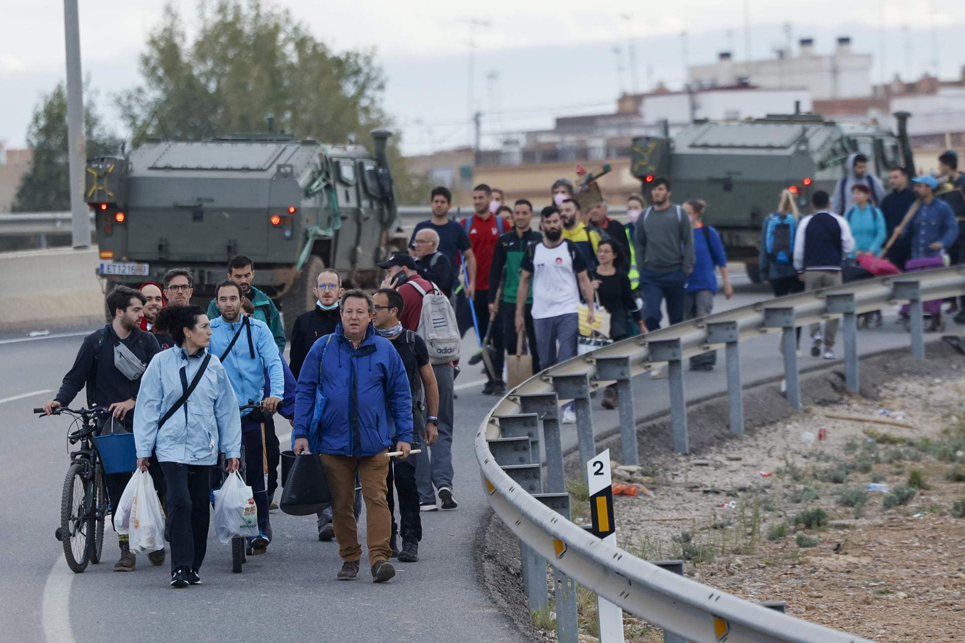 Miles de voluntarios intentan acceder a la zona cero, a pesar de la restricción de la Generalitat Valenciana