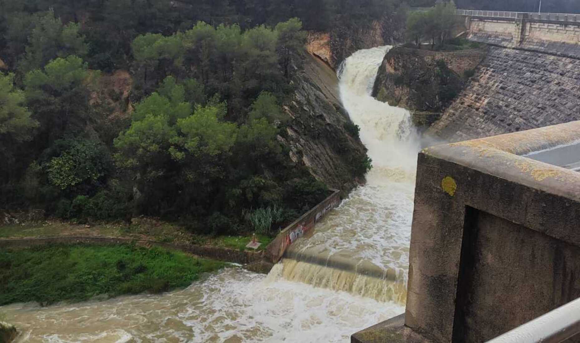 El pantà de Foix, desbordat: imatges inèdites des de fa anys