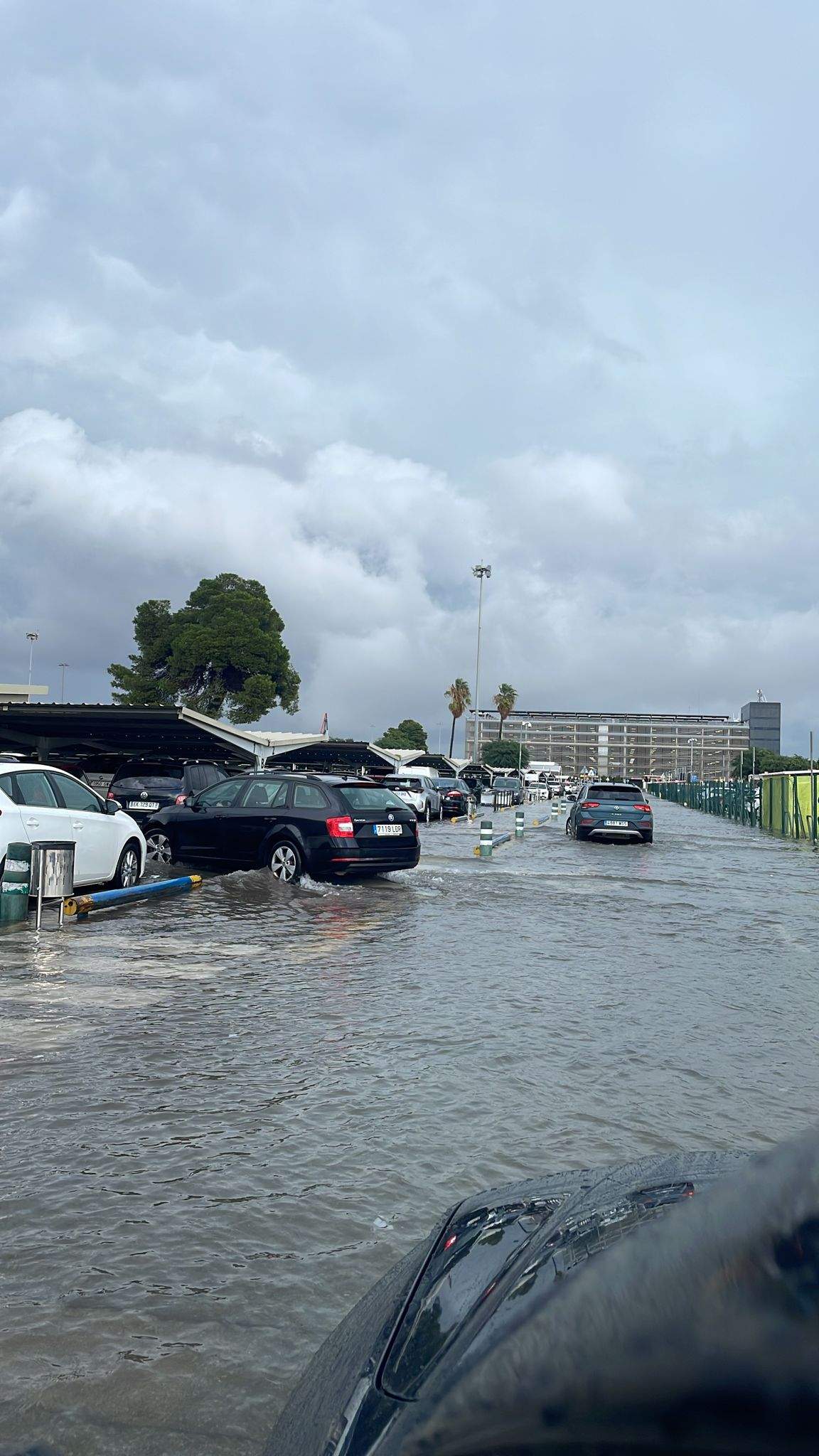 Mañana complicada en el aeropuerto de El Prat: retrasos e inundaciones por las fuertes lluvias