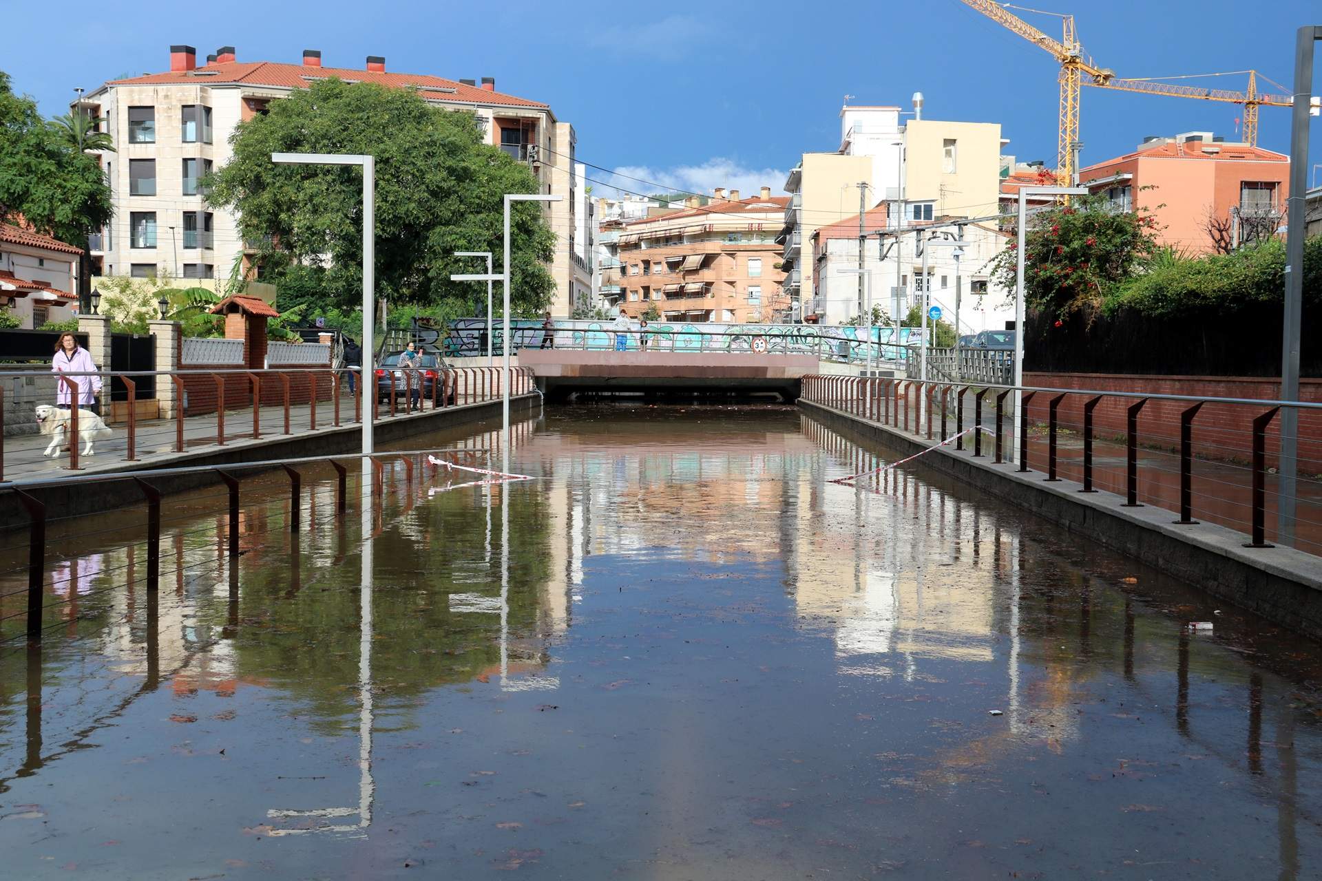 pas subterrani inundat a l'avinguda de la Pineda