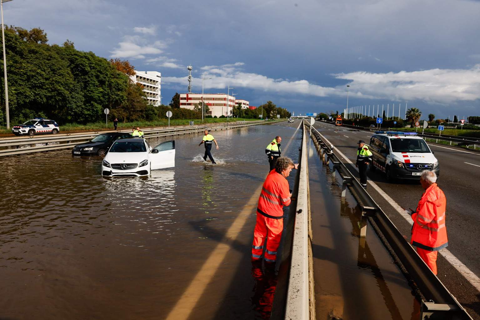 Inundaciones en el Baix Llobregat: coches flotando en la C-32 en Gavà