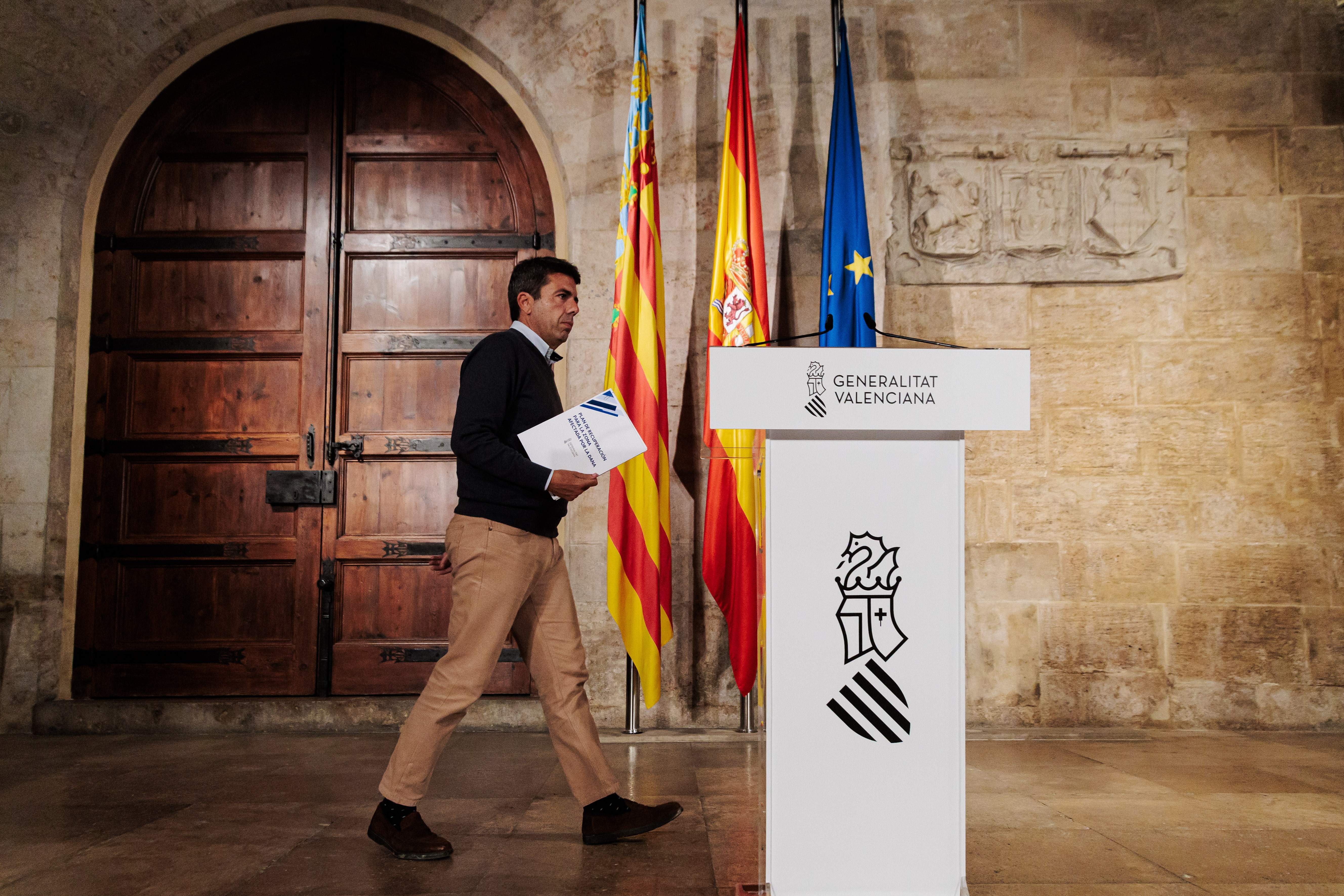 Gritos de "Mazón dimisión" durante la comparecencia del president valenciano