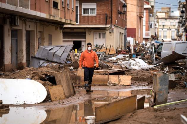 Paiporta. País Valencià. Un veí camina per les deixalles. DANA. Temporal. Foto: Diego Radamés / Europa Press