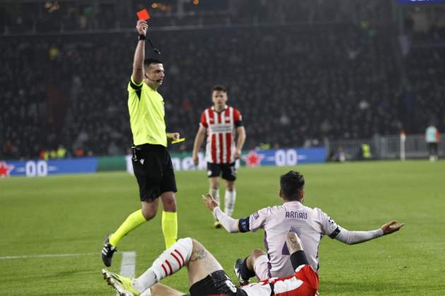 Arnau Martínez tarjeta encarnada PSV Girona / Foto: EFE