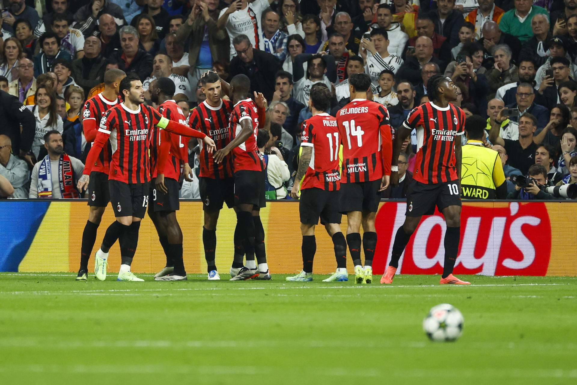 El Milan alecciona a un Real Madrid sin alma y sigue lloviendo sobre mojado en el Santiago Bernabéu (1-3)