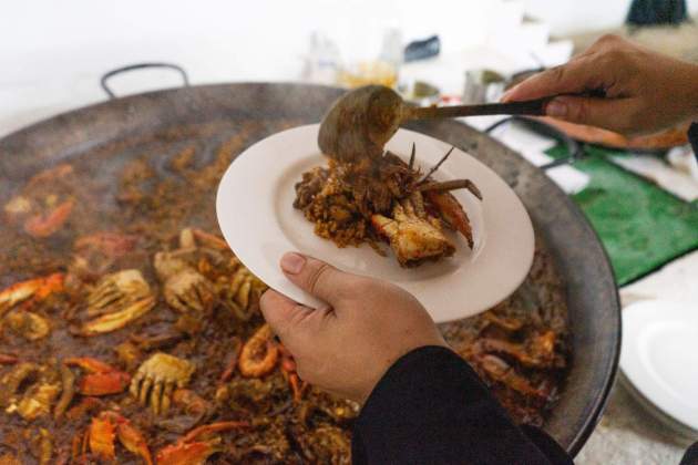 Paella de cranc blau del restaurant Cadaqués amb arròs de l'Illa de Buda