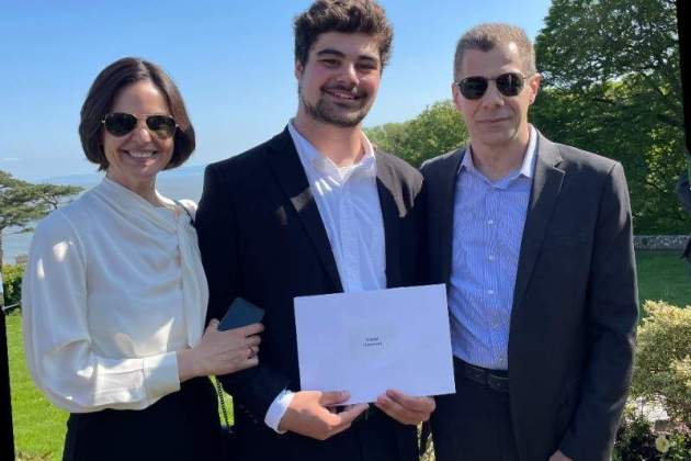 Gabriel Giacomelli es gradua a Gal·les amb els pares, Linkedin