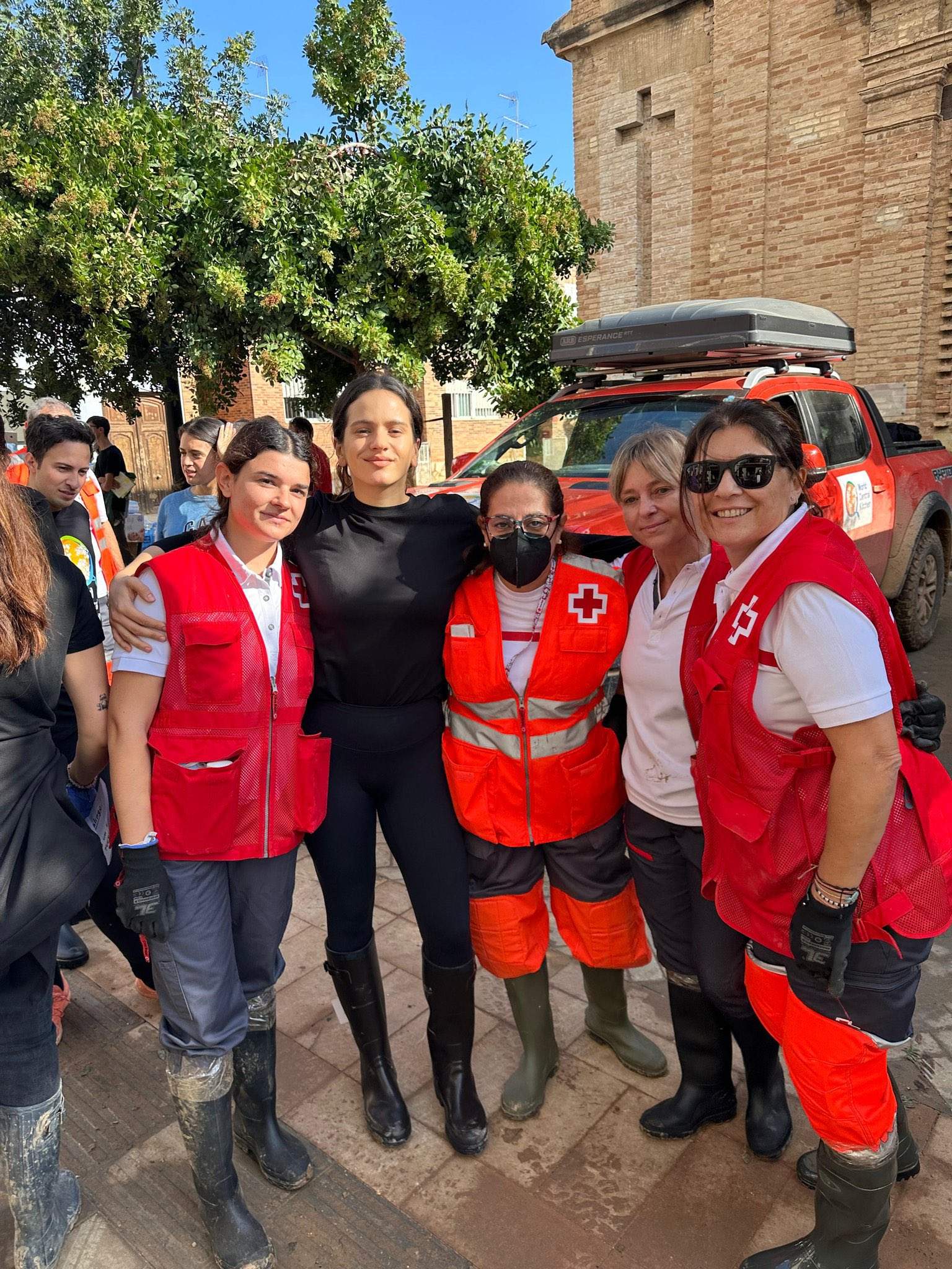 Rosalía se une a los voluntarios de València para ayudar a las víctimas de la DANA