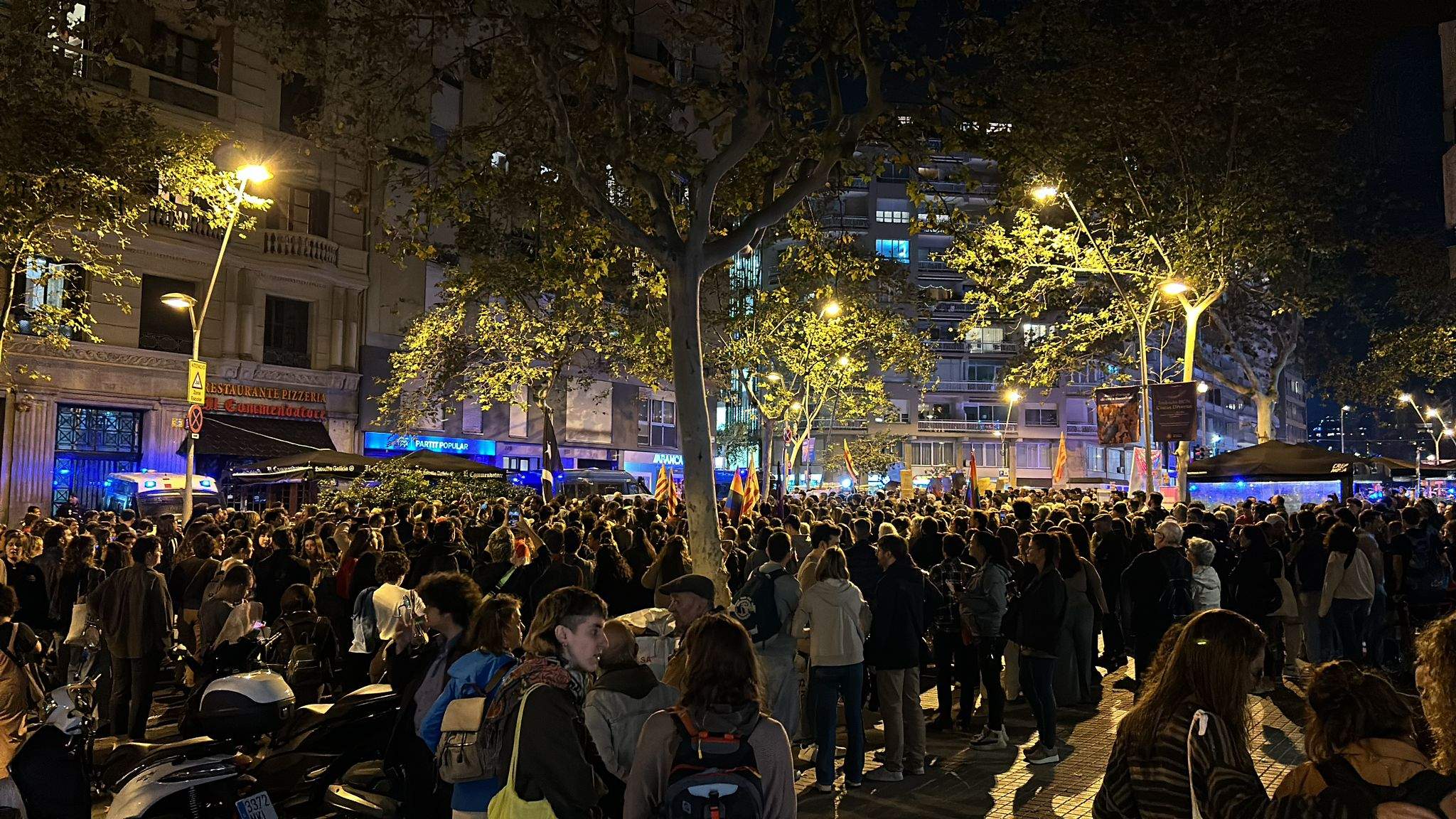 Centenars de persones es concentren davant de la seu del PP a Barcelona al crit de “Mazón a presó”