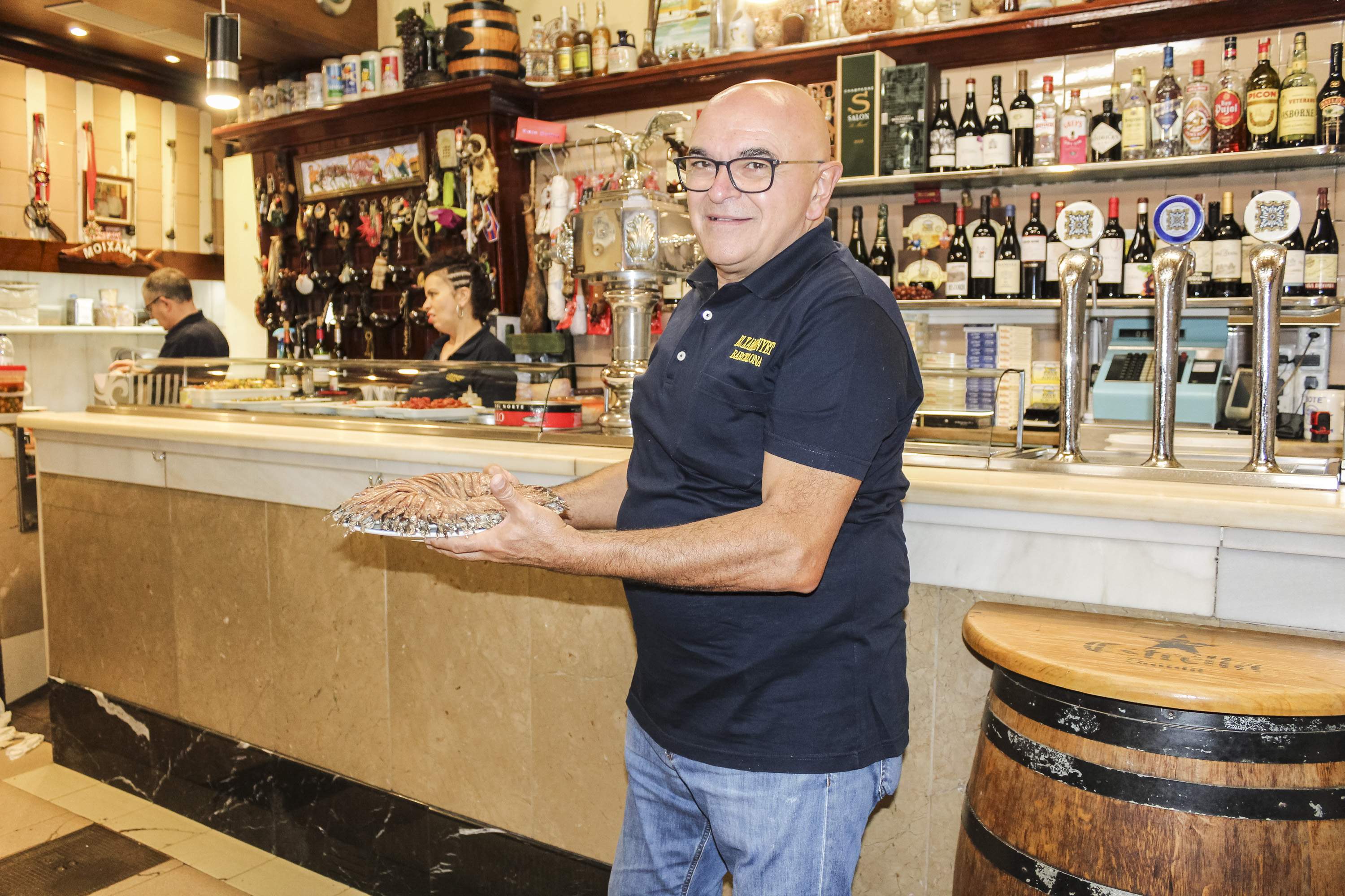 La bodega más conocida de Barcelona es deseada por sus anchoas y su mágico emplazamiento