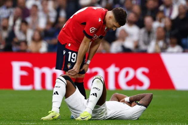 Rodrygo estès a terra per mlestias musculars / Foto: EFE