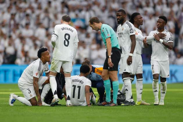 Rodrygo al terra atès pels medicos / Foto: EFE