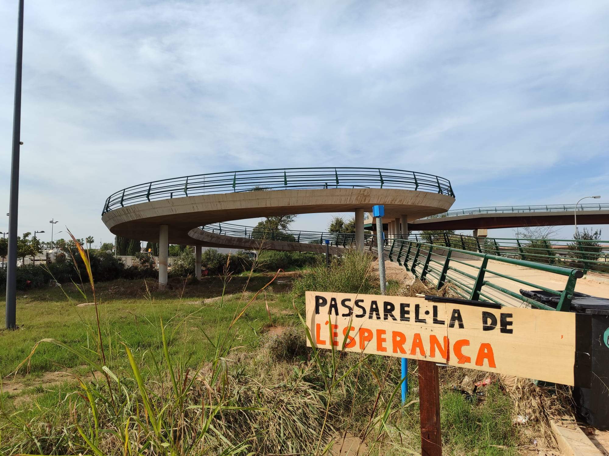 Un dissabte a la "passarel·la de la solidaritat" de València: fang, silenci i 'overbooking' de voluntaris