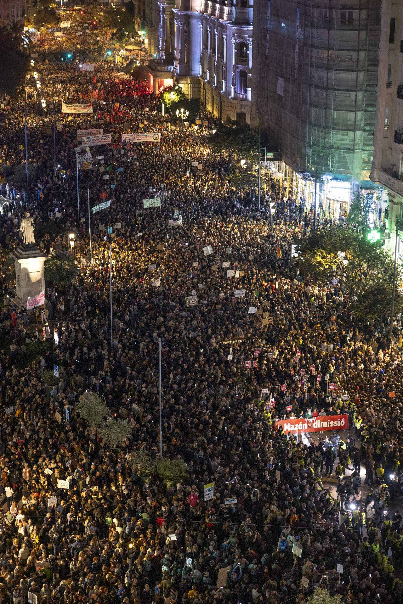 València esclata contra la "negligència" de Mazón i n'exigeix la dimissió en una manifestació històrica