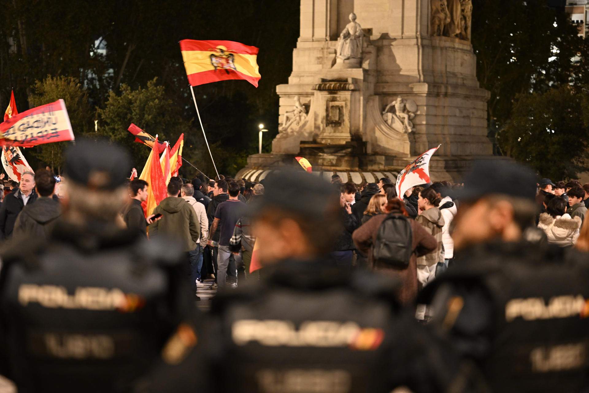 manifestació ferraz madrid extrema dreta bandera españa espanya nazis neonazis franquista franquistes novembre nacional novembre 2024 EFE (3)