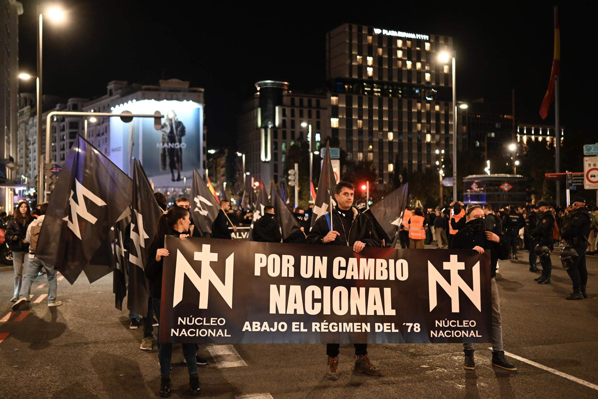 manifestació ferraz madrid extrema dreta bandera españa espanya nazis neonazis franquista franquistes novembre nacional novembre 2024 EFE (1)