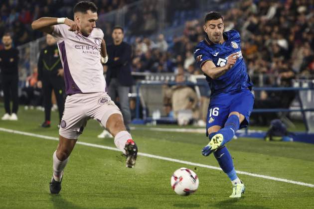 Arnau Martínez defiende durante el Getafe - Girona / Foto: EFE