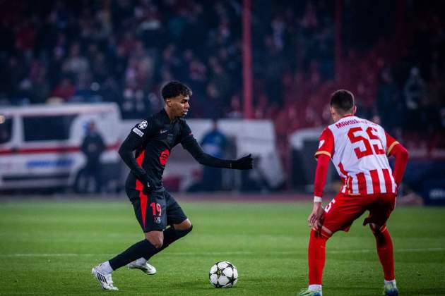 Lamine Yamal controla la pelota durante el partido del Barça en el campo de la Estrella Encarnada / Foto: FC Barcelona