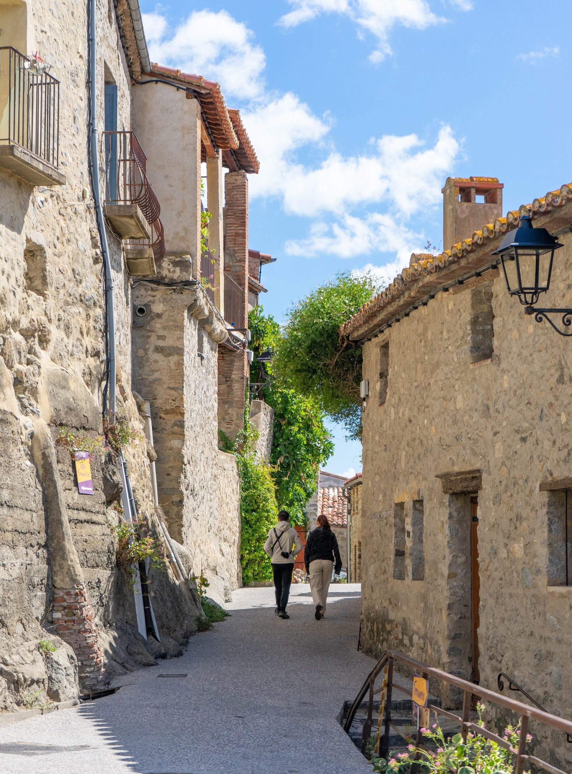 El poble de la Catalunya Nord enfilat a un turó que t’enamorarà amb els seus carrers empedrats