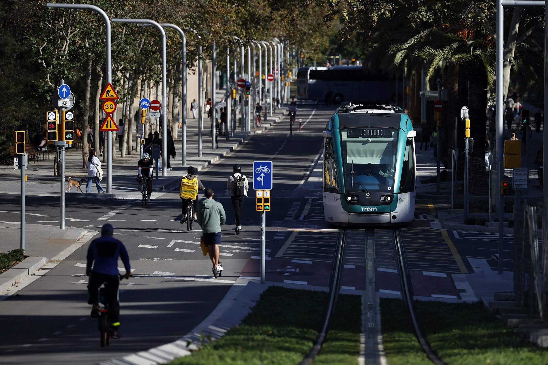 Primer feiner de tramvia per la Diagonal: força usuaris i alguns serrells pendents