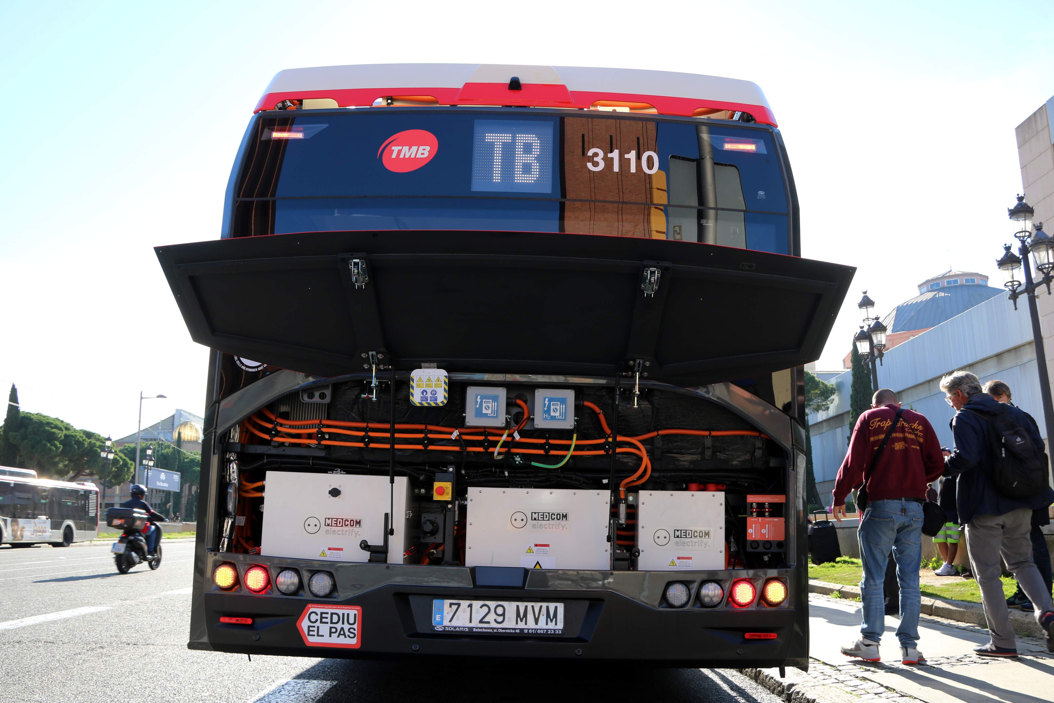 Barcelona estrena dos autobusos articulats d’hidrogen