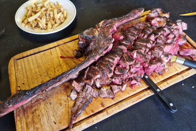 L'impressionant Tomahawk de 3 kg del restaurant Hostal Grau / Foto: Esmorzarsdeforquilla.cat