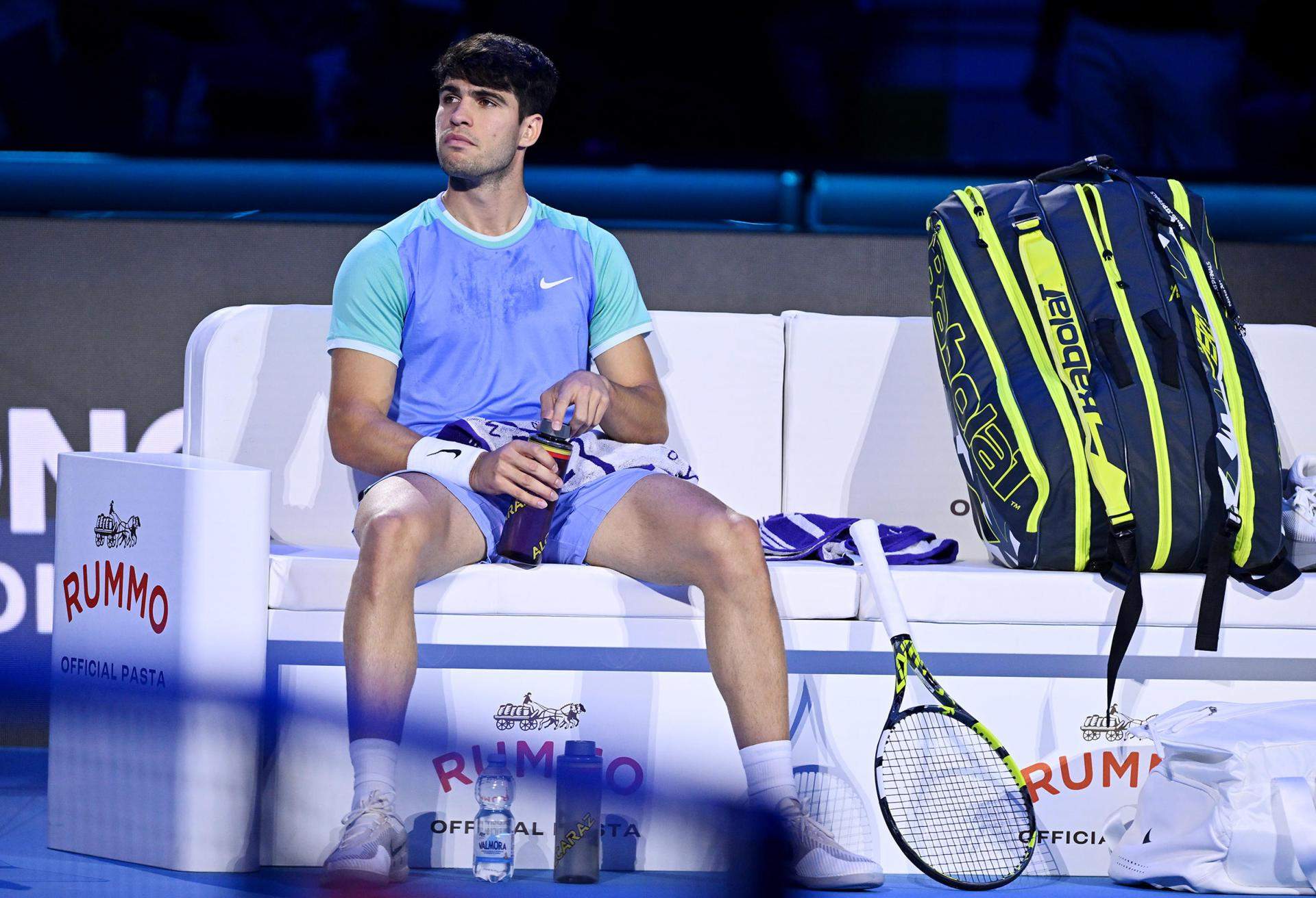 Un Carlos Alcaraz irreconeixible descarrila contra Ruud i es complica la vida a les ATP Finals