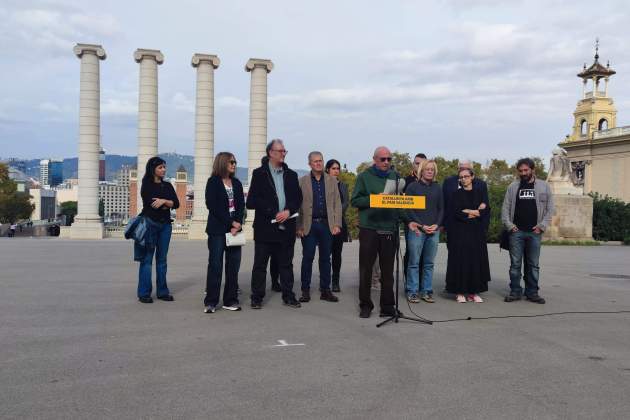 Les entitats organitzadores del concert a la roda de premsa davant les quatre columnes de Puig i Cadafalch