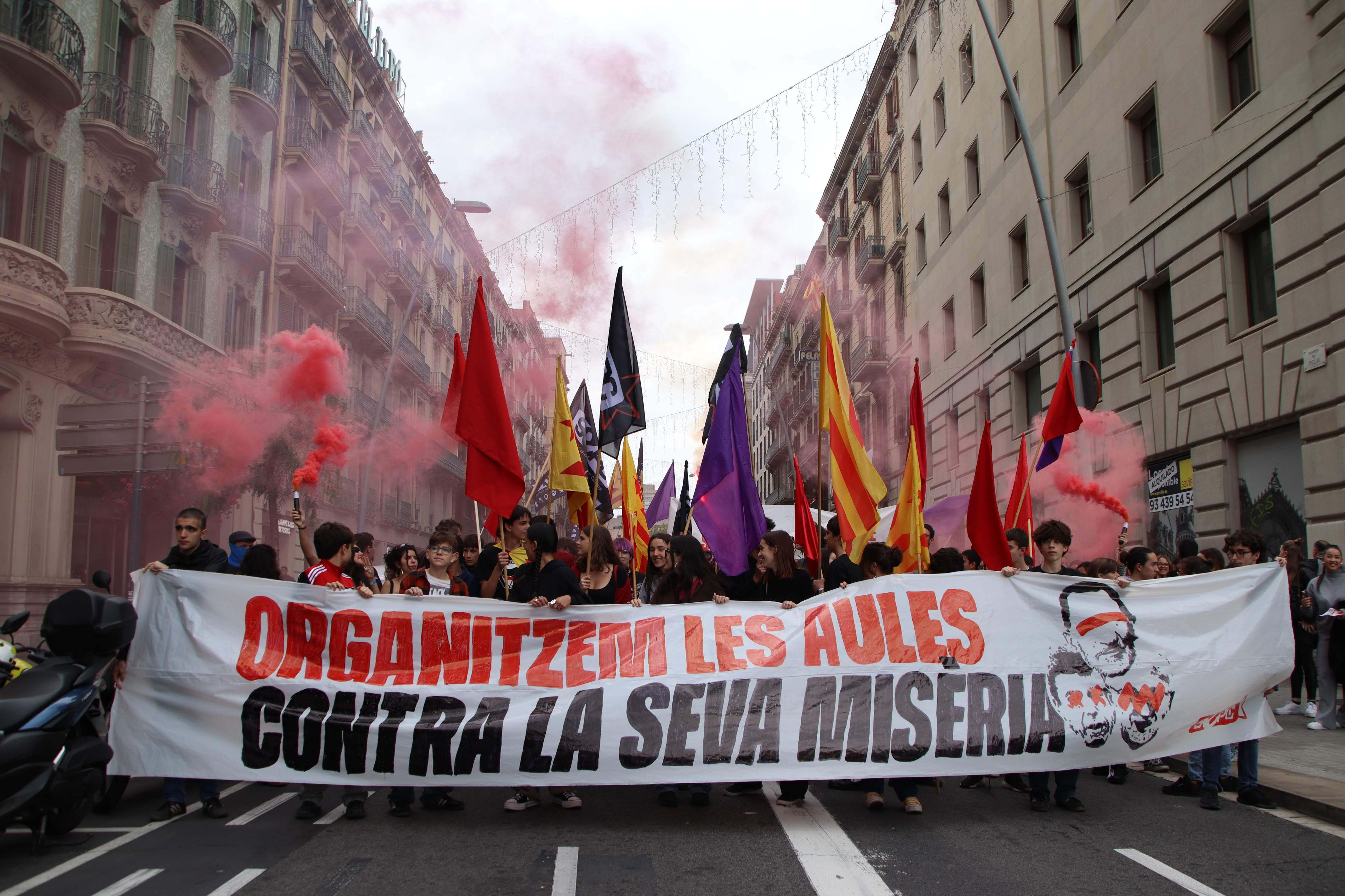 Els estudiants es manifesten per exigir la dimissió de Carlos Mazón per la gestió de la DANA