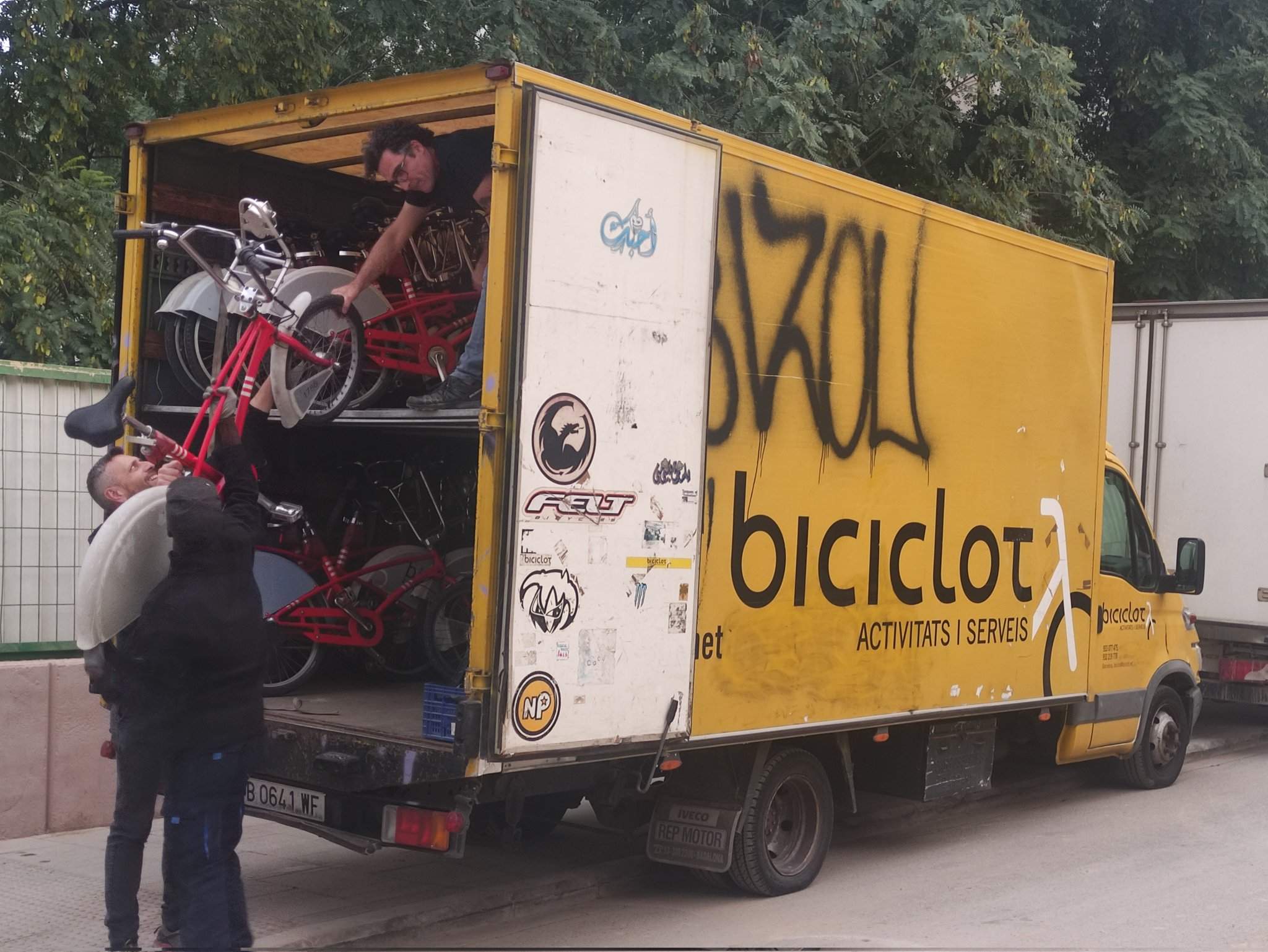 Bicis antigues del Bicing de Barcelona, a València per facilitar la mobilitat dels afectats