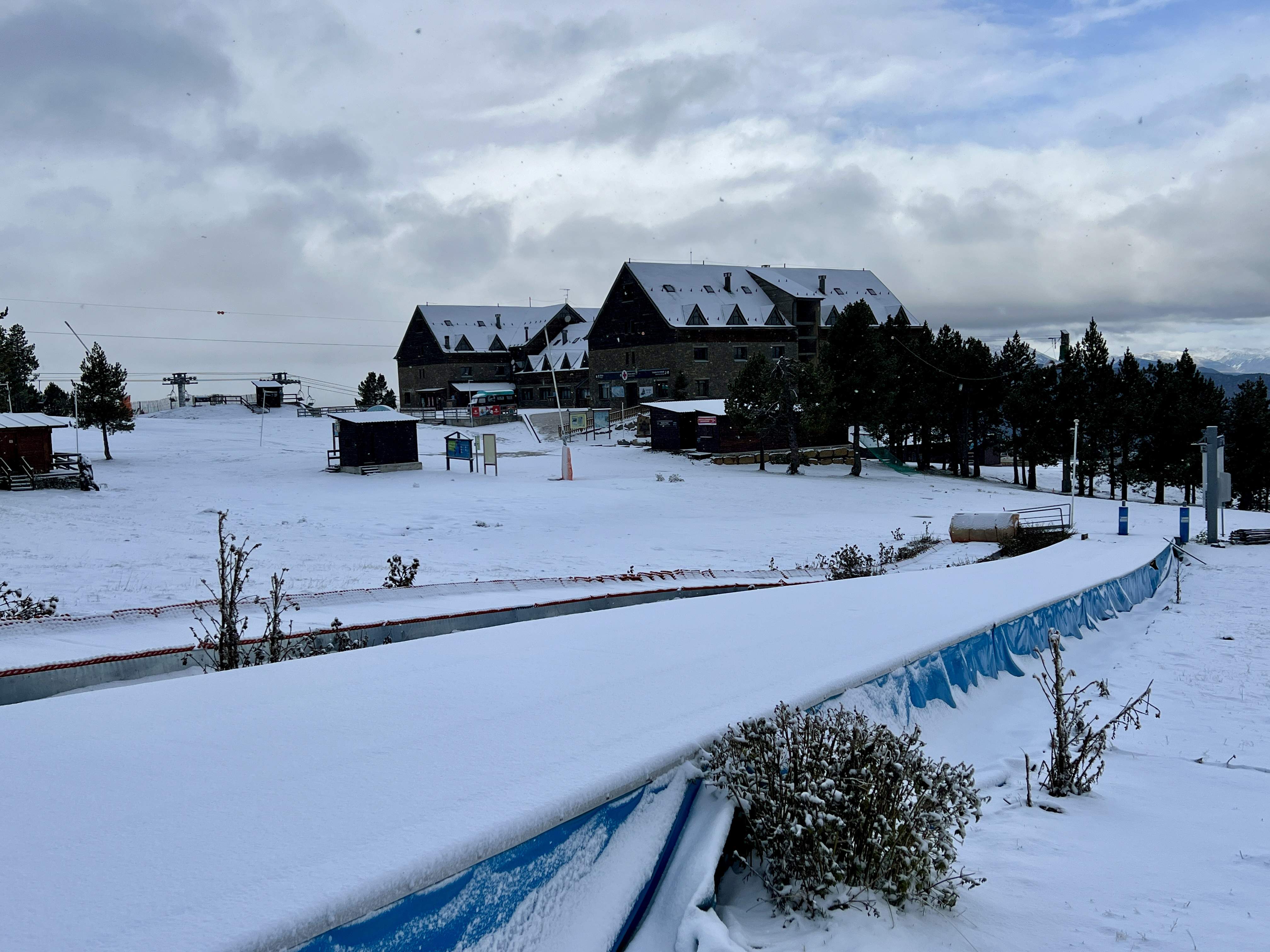 La nieve llega con fuerza en el Pirineu y deja una imagen de lleno invierno