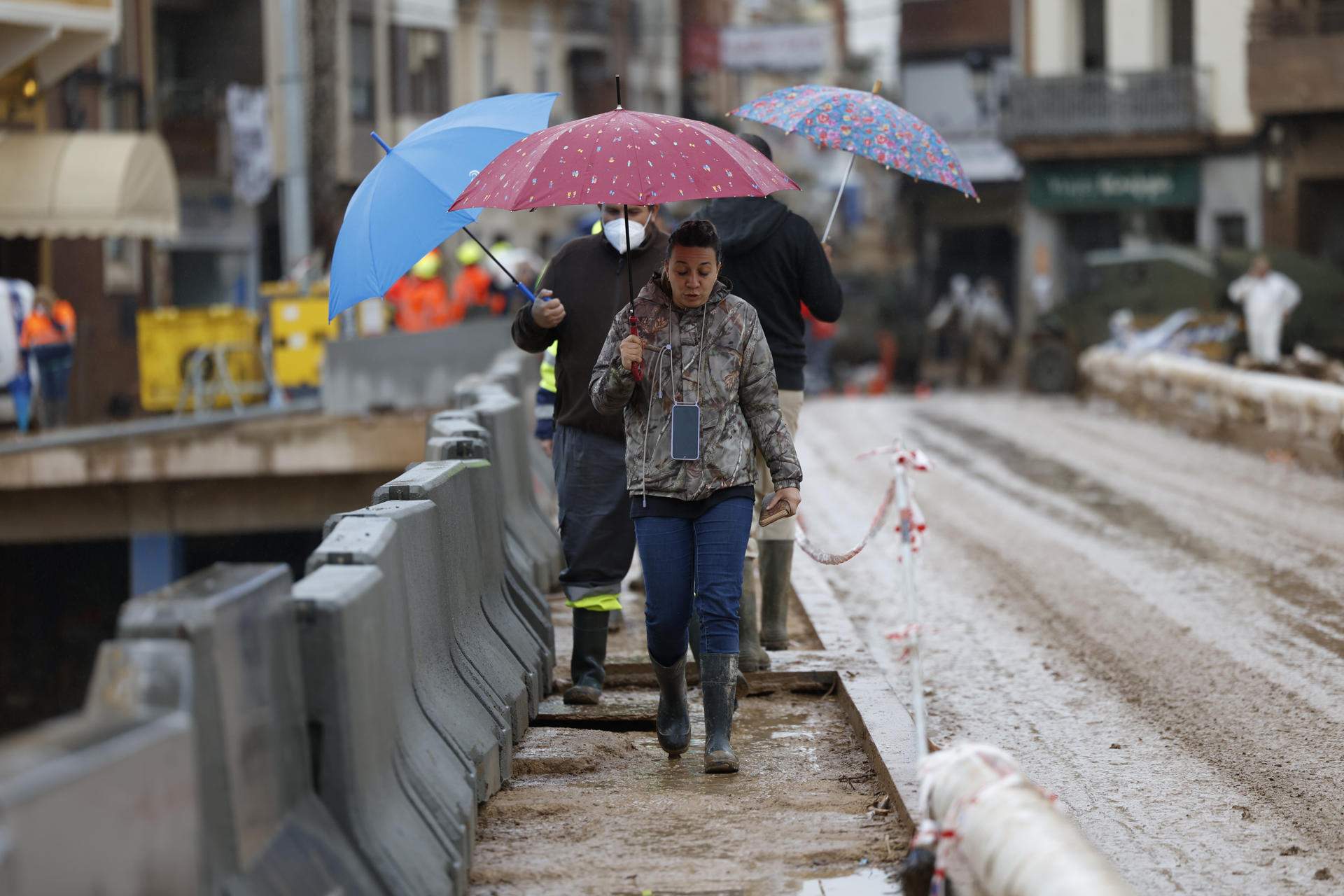 Plou sobre mullat a València: el nou temporal paralitza la cerca de cossos al mar