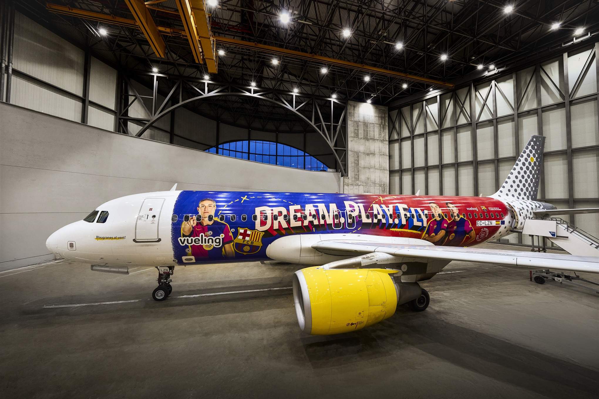 El Barça femení i Vueling estrenaran l'avió més culer abans del primer Clàssic de la Lliga F