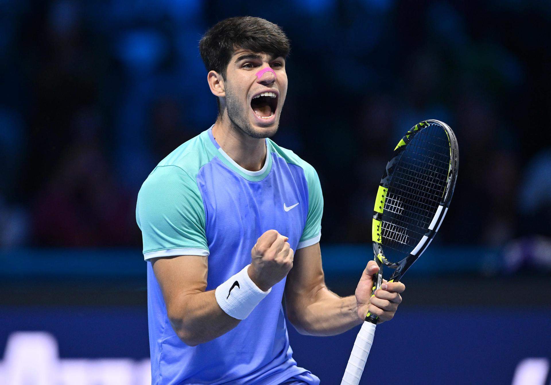 Carlos Alcaraz ressorgeix de les cendres, derrota Rublev i segueix amb opcions a les ATP Finals