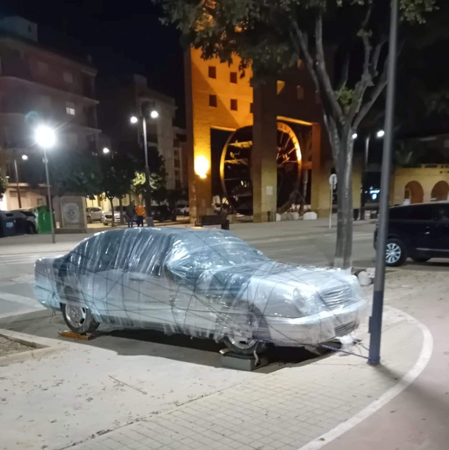 Les surrealistes solucions dels ciutadans per intentar salvar el cotxe de la DANA