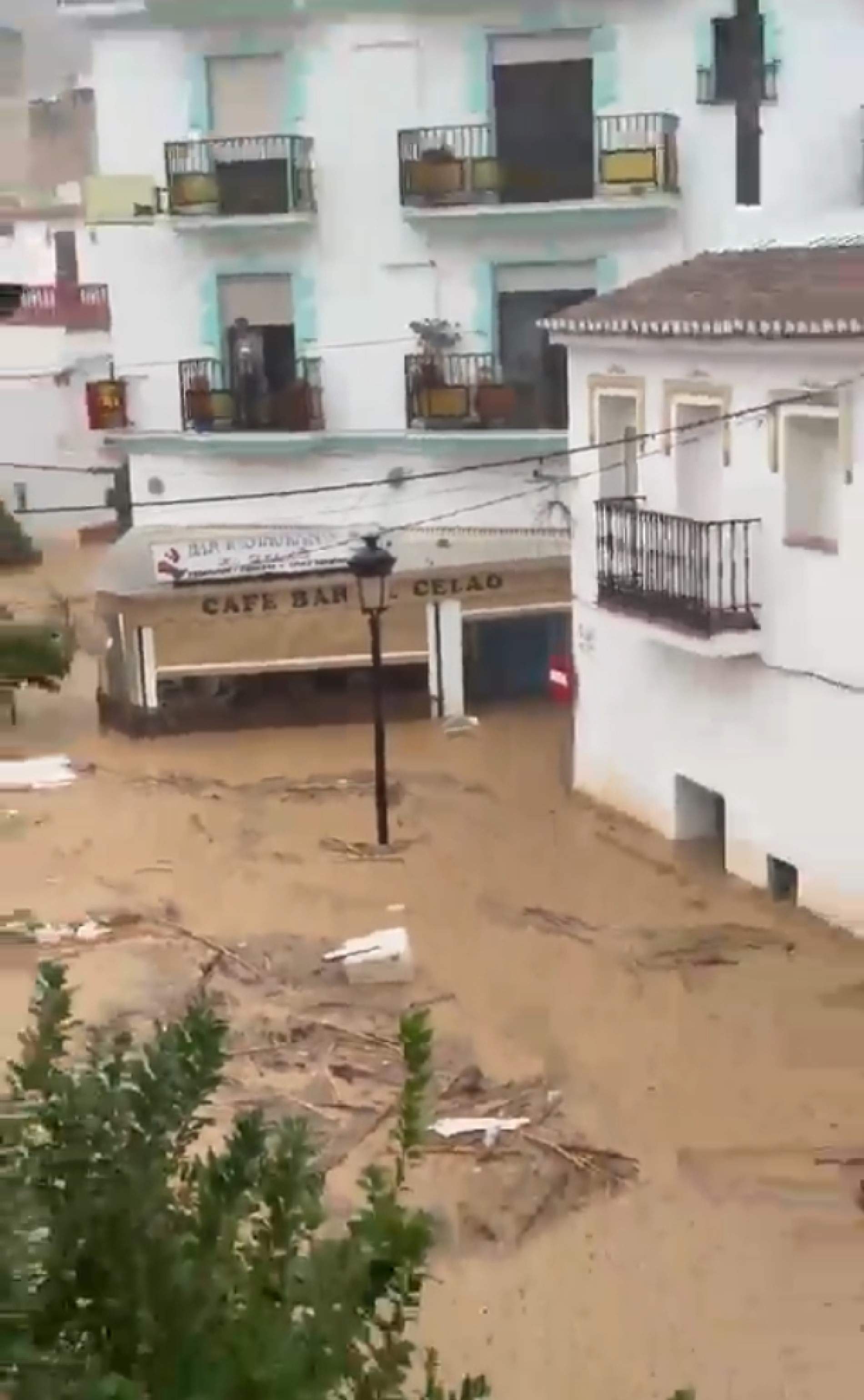 Primer riu desbordat a Màlaga per la DANA: l'aigua del Benamargosa inunda el poble