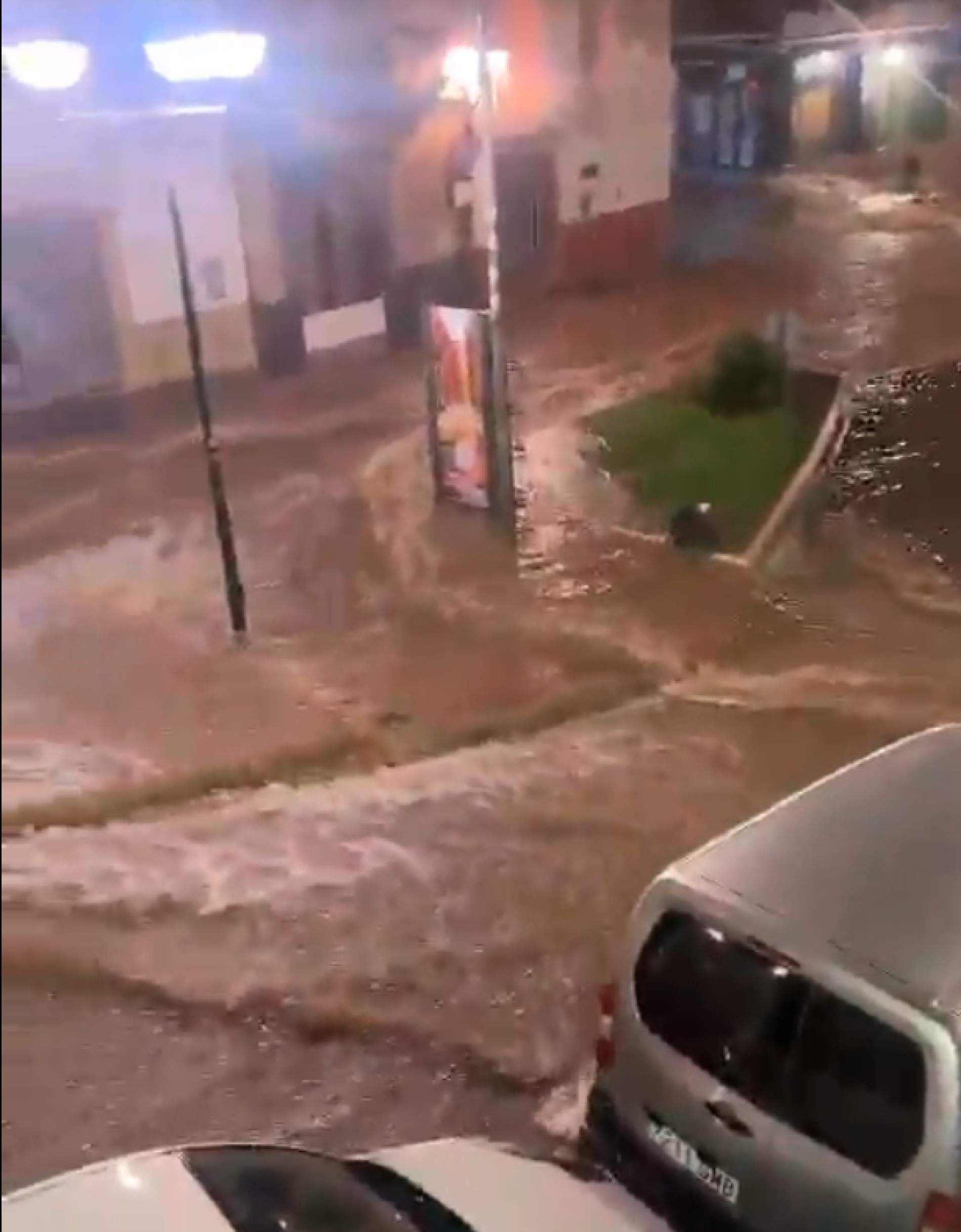 Protecció Civil pide a los vecinos de Alcanar subir a plantas superiores mediante una alerta en los móviles