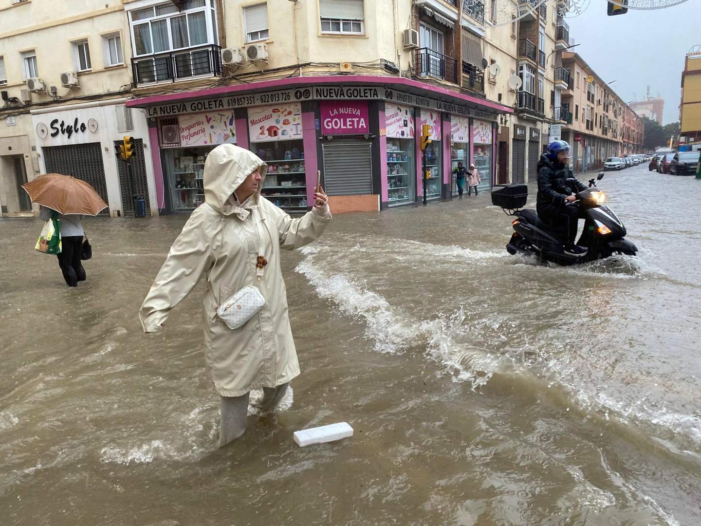 Les portades | La DANA sembra el pànic a la Mediterrània (i la selfie de la dona de l’impermeable blanc)