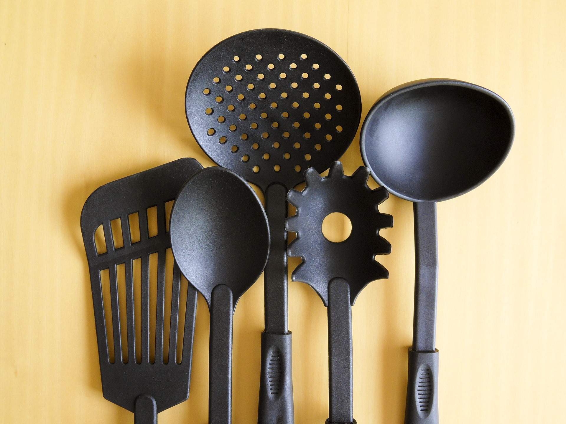 Alerta con los utensilios de cocina de plástico negro: ¿por qué podrían ser peligrosos?