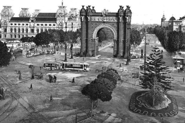 tramvia per davant arc de triomf a la decada 1890 foto AE