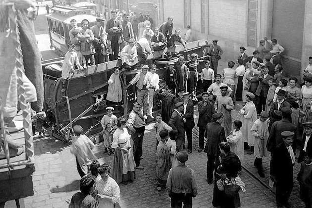 tramvia bolcat i un altre aturat durant la setmana tragica 1909 a gracia foto josep branguli