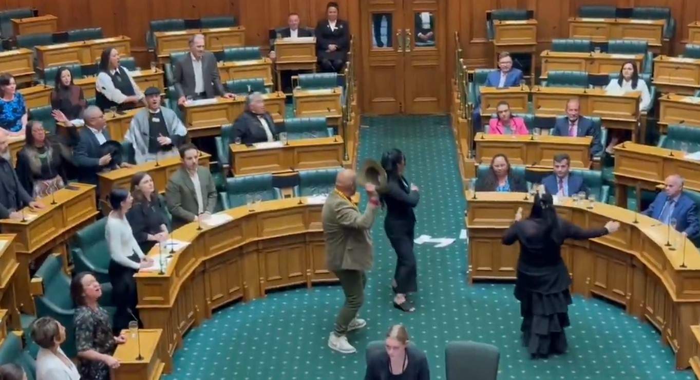 Bronca al parlament neozelandès, amb un ball 'haka' contra una llei que resta drets al poble maori