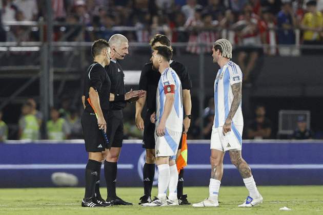 Leo Messi protesta a l'àrbitre després del Paraguai - Argentina / Foto: EFE