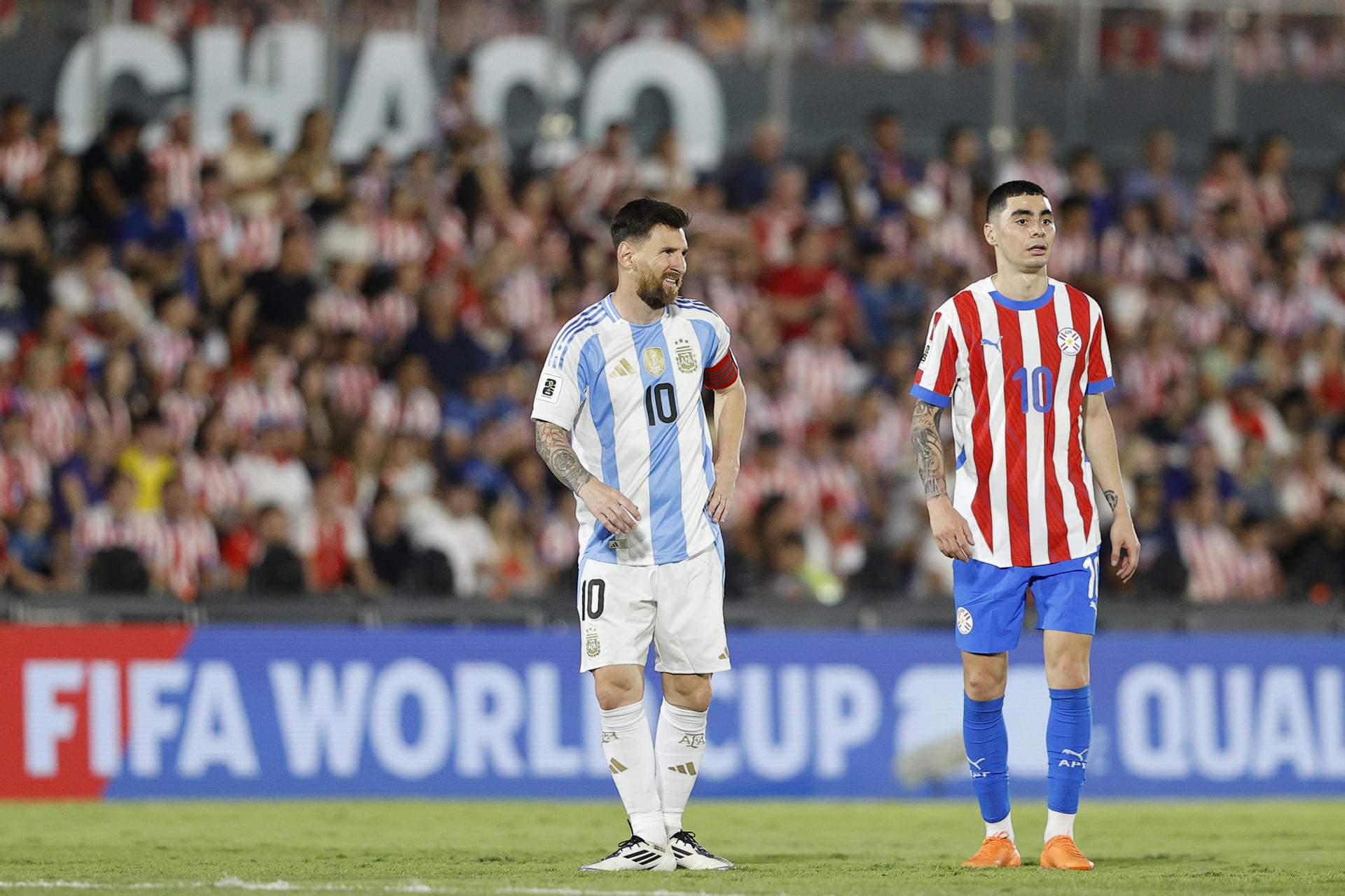 L'Argentina cau al Paraguai amb una forta polèmica i un Leo Messi desaparegut (2-1)